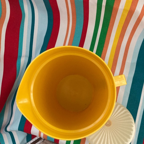 Vintage Tupperware Yellow Pitcher EUC retro pitcher Tupperware 2 Quart excellent - Picture 11 of 13